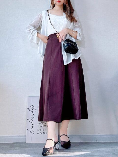 ブラウン×ホワイトでつくる抜け感レイヤードスタイル