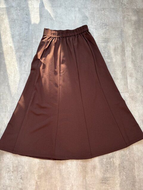 ひざ下まである長めの丈と、裾に向かってふわっと広がるフレアシルエット