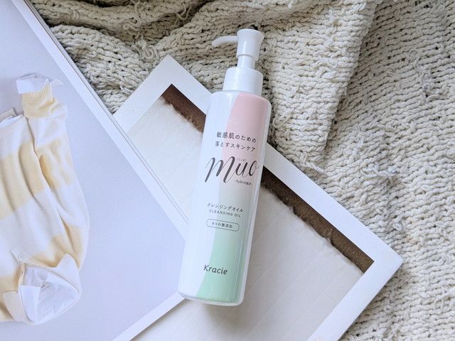 muo（ミュオ）クレンジングオイルのボトルを俯瞰で撮影