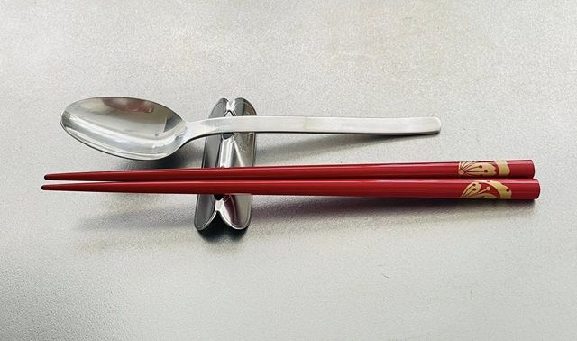 ダイソー「カトラリーレスト（オーバル）」箸置きにもなる