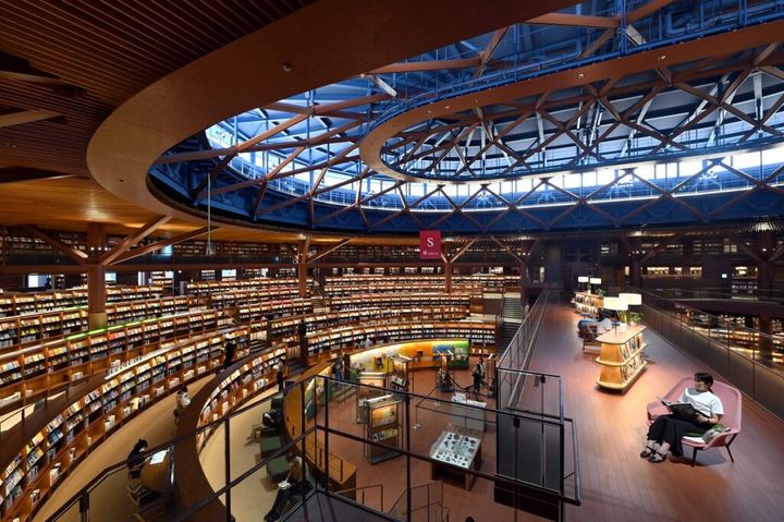 「秋の夜長」なんて言葉がありますが、秋真っただ中の10月27日は、1947年に出版社、取次会社、書店、公共図書館、マスコミなどが共同で制定した「読書の日」。複数の会社が共同で制定するとは、非常に珍しい記念日ですね。