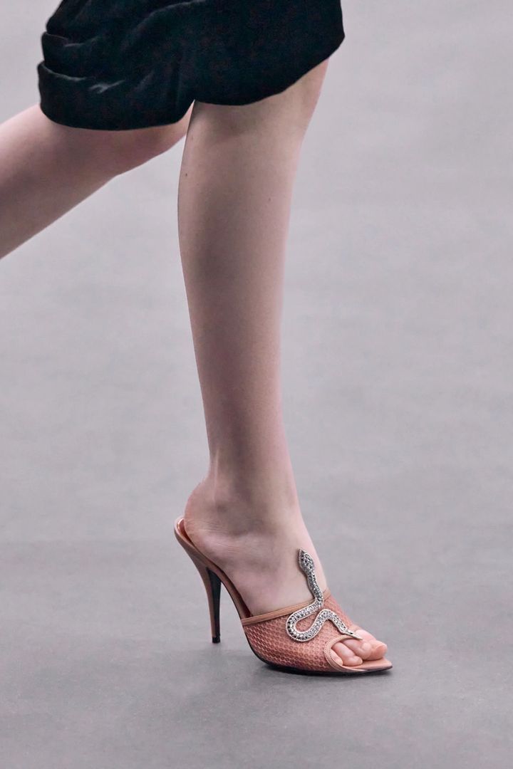 スネークのディテールが印象的な、ヴァレンティノのピープトゥ シューズ。