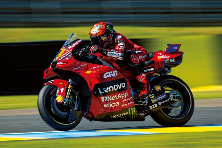 【バイクを縦方向に操るライテク】曲がれる車体のメカニズム