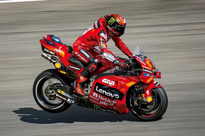 【バイクを縦方向に操るライテク】曲がれる車体のメカニズム