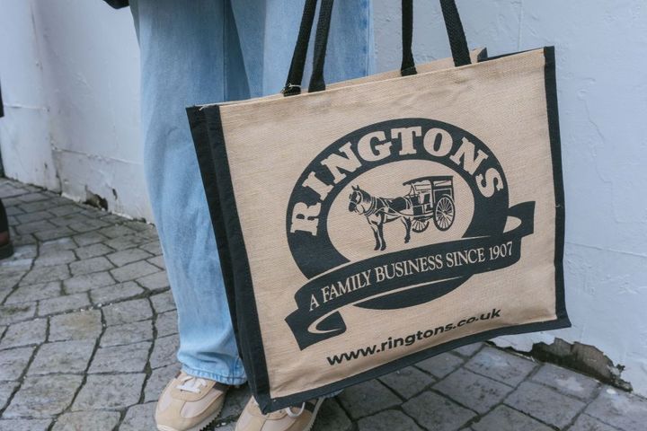 お洒落さんこそ《ユニクロ》！デニムのオシャレな配色テクニック、教えます【ファッジウィークエンド ファッションスナップ】