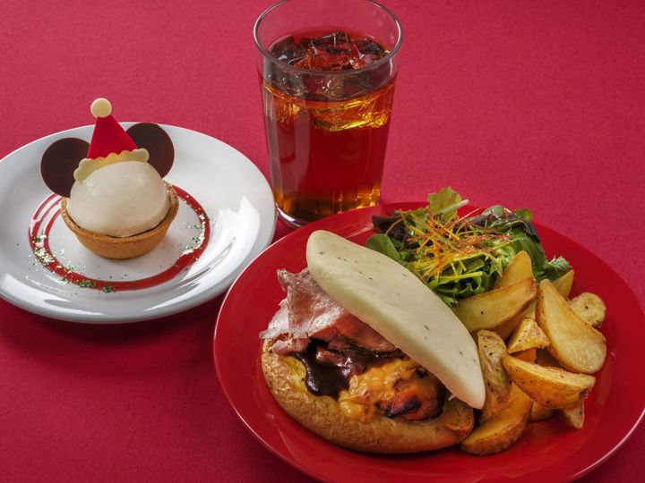 ローストビーフとチキンのホットサンド（チーズ、ハニーマスタードソース）、フライドポテト、サラダ チョコレートとバニラムースのタルト ソフトドリンクのチョイス