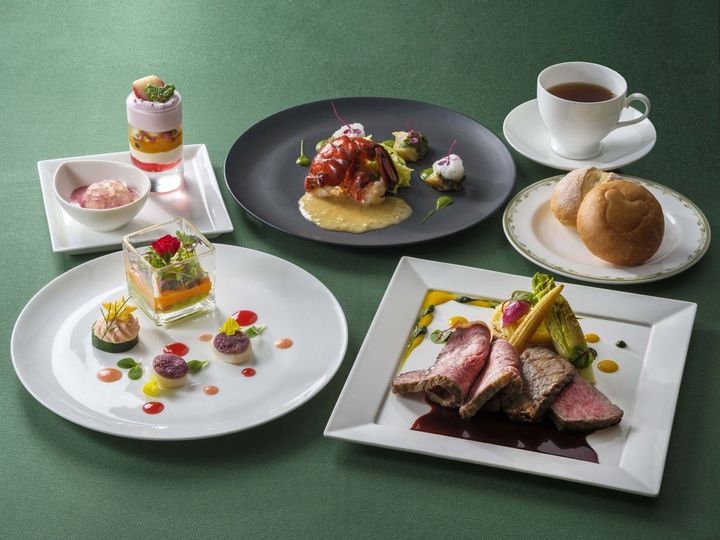 アペタイザー盛り合わせ（蟹とアボカドのタルタルとキャロットムース、帆立貝 カシスとピスタチオのクルート、ズッキーニとサーモンとチーズのムース） オマール海老のオーブン焼きと海藻バターを纏った鮑 ノイリー風味の白ワインソース ＜メインディッシュいずれか1品を選択＞ ローストビーフ、赤ワインソース アッシェ・パルマンティエのタルト添え 9800円 黒毛和牛サーロインのグリル、赤ワインソース アッシェ・パルマンティエのタルト添え 1万2600円 黒毛和牛サーロインのグリルとローストビーフ、赤ワインソース アッシェ・パルマンティエのタルト添え（写真）1万4800円 パン 苺とチーズケーキのヴェリーヌ（ピスタチオ入り）、ラズベリーソルベ コーヒーまたは紅茶