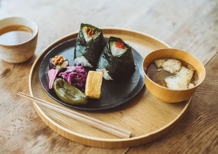 一つひとつ丁寧に握った自家栽培米の大きなおむすび