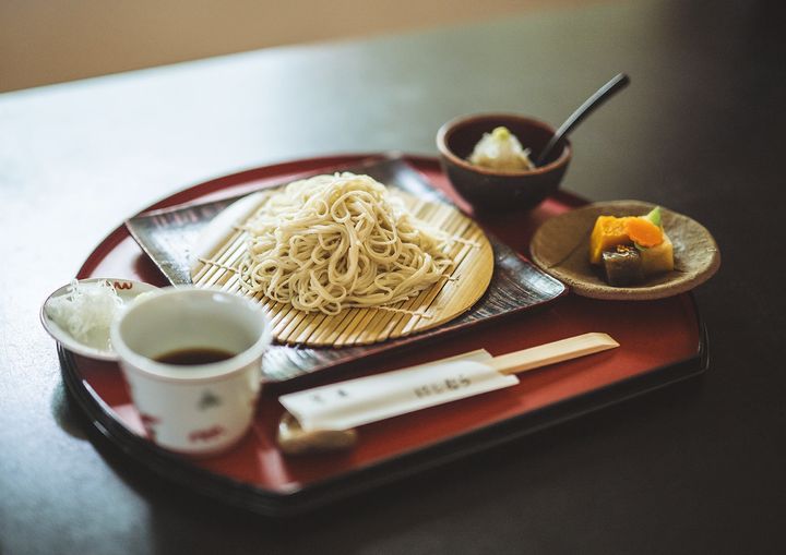 その日使う分だけを石臼で挽く、打ちたての二八そば