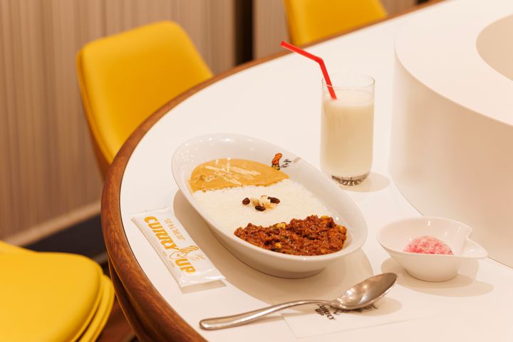 CURRY UP（カリーアップ）の人気メニュー「バターチキンとチキンキーマのコンビネーションカレー」と「ラッシー」