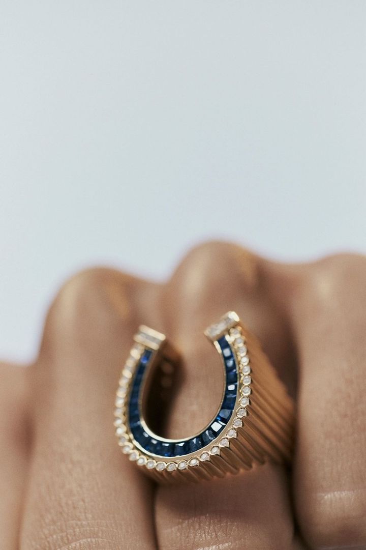 「ホースシュー」リング（YG×ダイヤモンド×サファイア）￥2,970,000