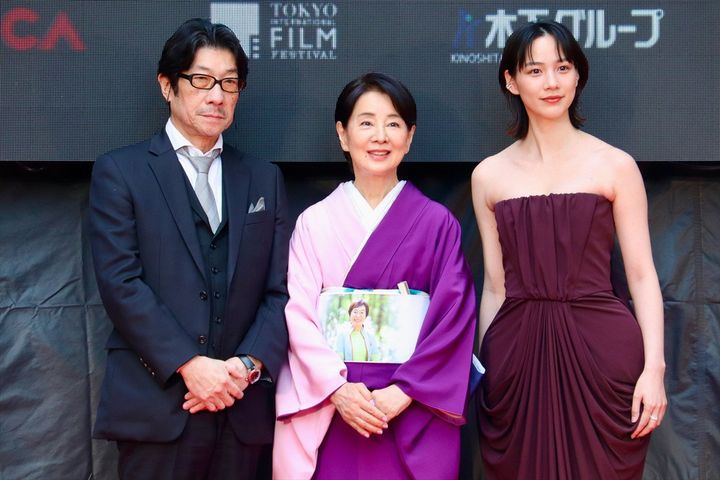 「第38回東京国際映画祭」オープニングレッドカーペットに登場した（左から）阪本順治監督、吉永小百合、のん クランクイン！ width=