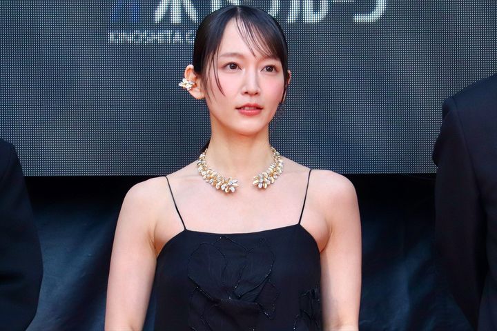 「第38回東京国際映画祭」オープニングレッドカーペットに登場した吉岡里帆 クランクイン！ width=