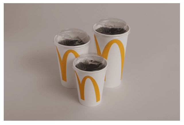 日本マクドナルドは27日、紙カップ用のコールドドリンクのフタを、ストローなしで飲めるリサイクルペット製のフタ「ストローレスリッド」に順次変更し、全国展開することを発表しました。
