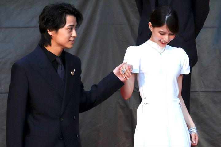 「第38回東京国際映画祭」オープニングレッドカーペットに登場した高橋海人＆芳根京子 クランクイン！ width=