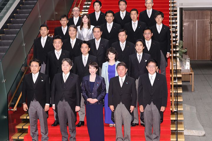 初閣議を終え、記念撮影に臨む高市早苗首相と閣僚ら（2025年10月21日、時事）