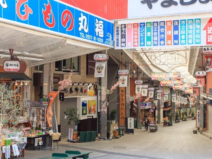 熱海温泉は、東京駅から東海道新幹線を利用すれば最速約40分でアクセスできる、都心から最も近い温泉リゾートの一つです。海沿いに広がる温泉街と、相模湾の新鮮な海の幸、そして多彩な源泉が魅力で、週末の小旅行にぴったりの名湯です。