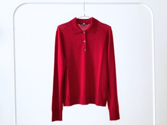 【ユニクロ】新色レッドが可愛すぎ！「メリノポロセーター」で40代にも似合う上品レトロコーデが完成♡