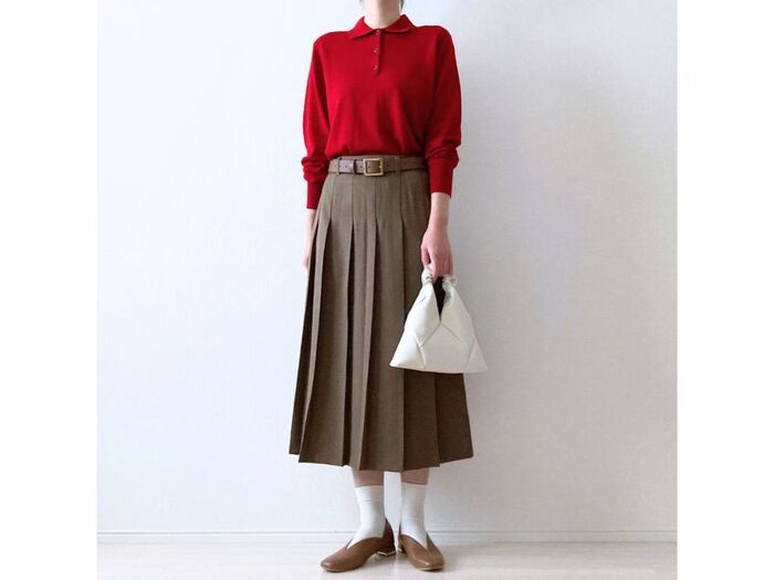 【ユニクロ】新色レッドが可愛すぎ！「メリノポロセーター」で40代にも似合う上品レトロコーデが完成♡