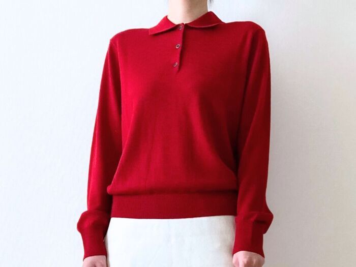 【ユニクロ】新色レッドが可愛すぎ！「メリノポロセーター」で40代にも似合う上品レトロコーデが完成♡
