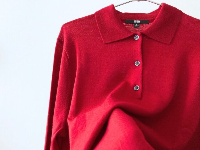 【ユニクロ】新色レッドが可愛すぎ！「メリノポロセーター」で40代にも似合う上品レトロコーデが完成♡