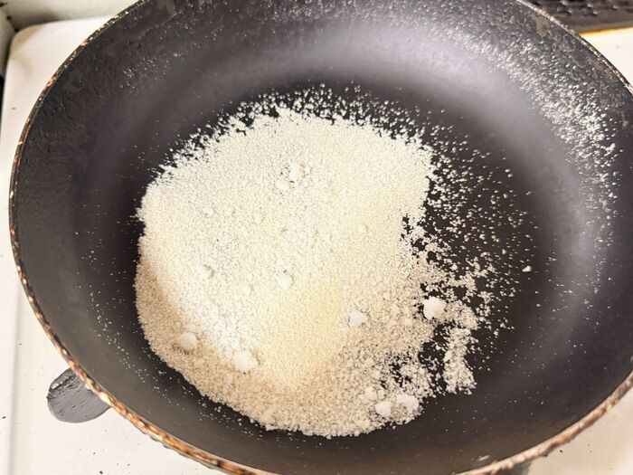 焦げつく古いフライパンが意外な裏ワザで「復活」！卵もくっつかなくなりますよ♪