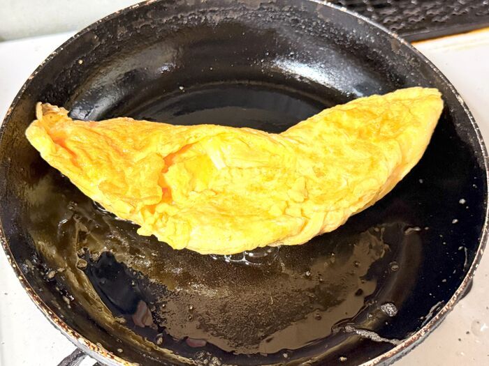 焦げつく古いフライパンが意外な裏ワザで「復活」！卵もくっつかなくなりますよ♪