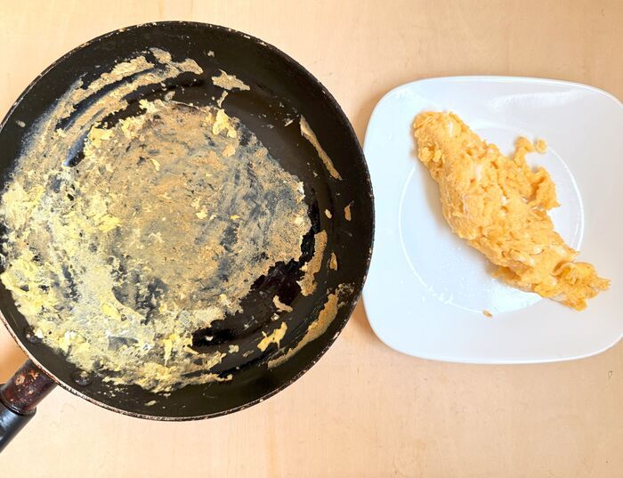 焦げつく古いフライパンが意外な裏ワザで「復活」！卵もくっつかなくなりますよ♪