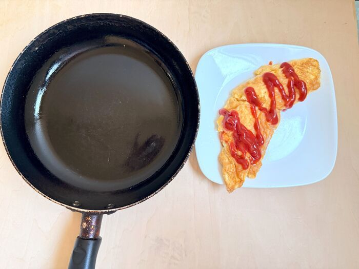 焦げつく古いフライパンが意外な裏ワザで「復活」！卵もくっつかなくなりますよ♪