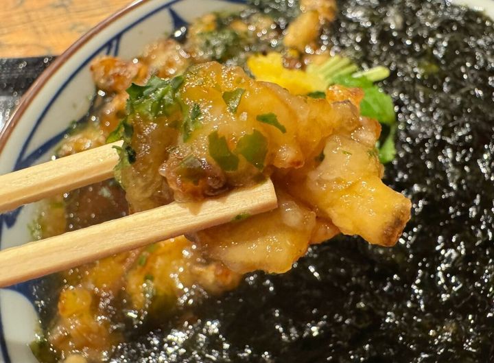 あさり天は、噛むたびにあさりの旨みがジュワッと染み出し、だしと混ざり合ってさらに濃厚な味わいに変化