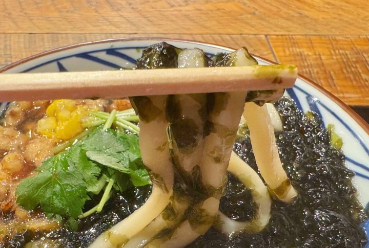 たっぷり絡みつく海苔とうどんも相性抜群