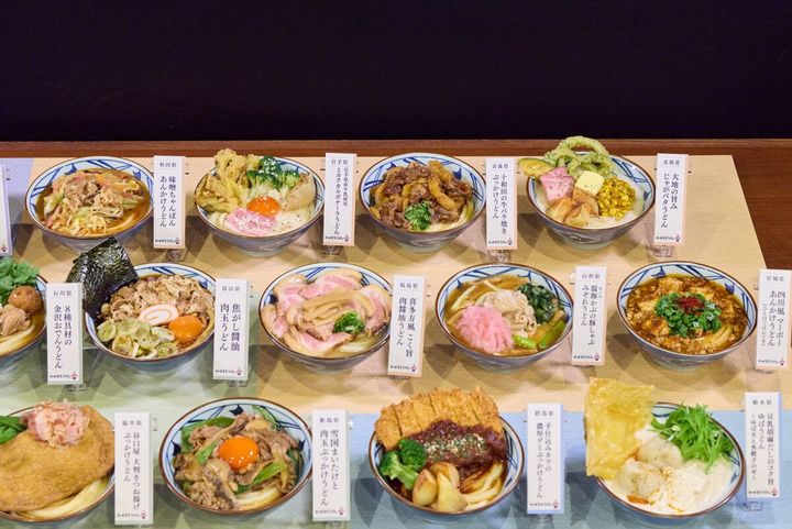 地元愛と郷土料理をモチーフにした結果、うどんがラーメンになり、丼物になり、しまいにはトルコライスにまで変貌していました。