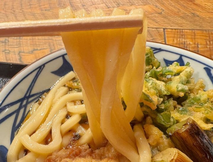 甘くて濃いめの醤油ベースのだしがうどんによく絡む！