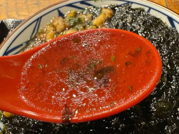 海苔・あさり天の濃厚な旨味をすっきりとまとめあげてくれているのが、あさりのエキスが入った上品なだし