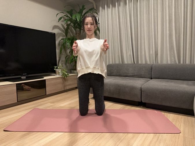 膝立ちツイストバランス：膝立ちになり、前に習えをする