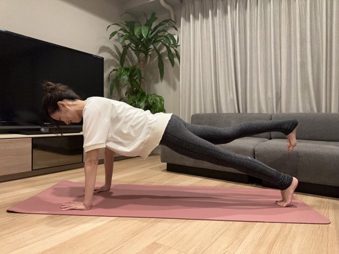 ハイプランク＋ワンアクション：腰が反ったり、お尻が上がりすぎないように、お腹を内側に引き込むような意識で、頭からかかとまでを一直線に保つ。右足を少し上げる