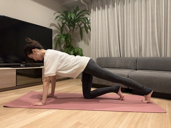 ハイプランク：四つ這いになり（肩の下に手をつく）、片足を後ろに引いてつま先を立て、もう片方の足も揃えてキープ。