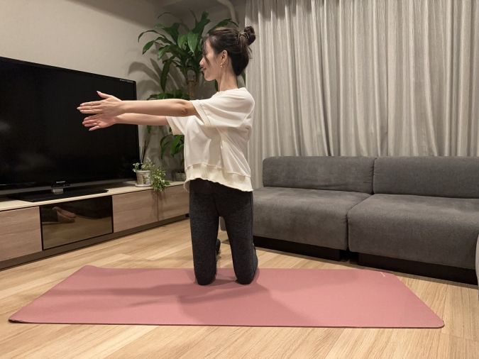 膝立ちツイスト：息を吐きながら、上半身を右にツイストし、息を吸いながら元の位置に戻る。