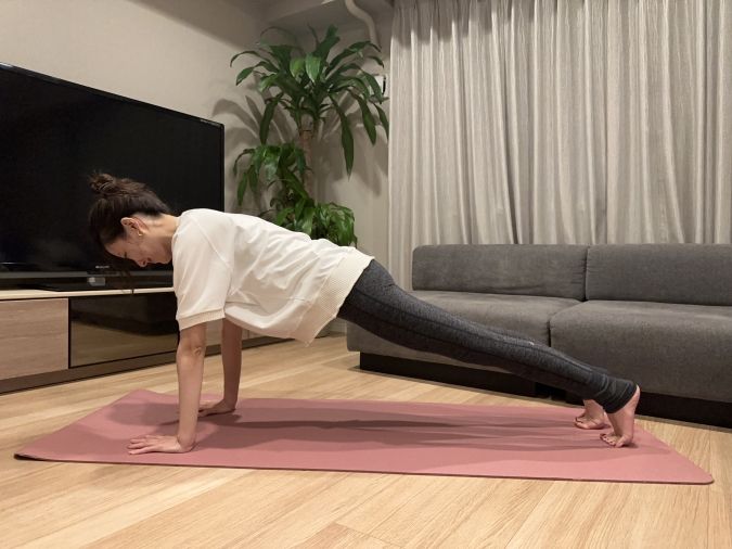 ハイプランク：腰が反ったり、お尻が上がりすぎないように、お腹を内側に引き込むような意識で、頭からかかとまでを一直線に保ち、30秒キープする