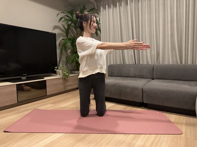 膝立ちツイスト：息を吐きながら、上半身を左にツイストし、息を吸いながら元の位置に戻る。