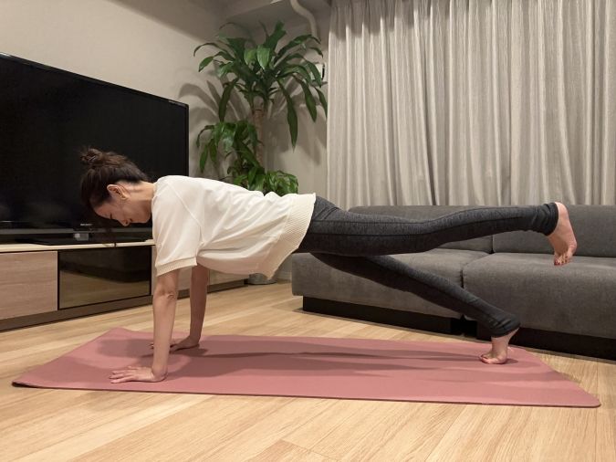 ハイプランク＋ワンアクション：腰が反ったり、お尻が上がりすぎないように、お腹を内側に引き込むような意識で、頭からかかとまでを一直線に保つ。左足を少し上げる