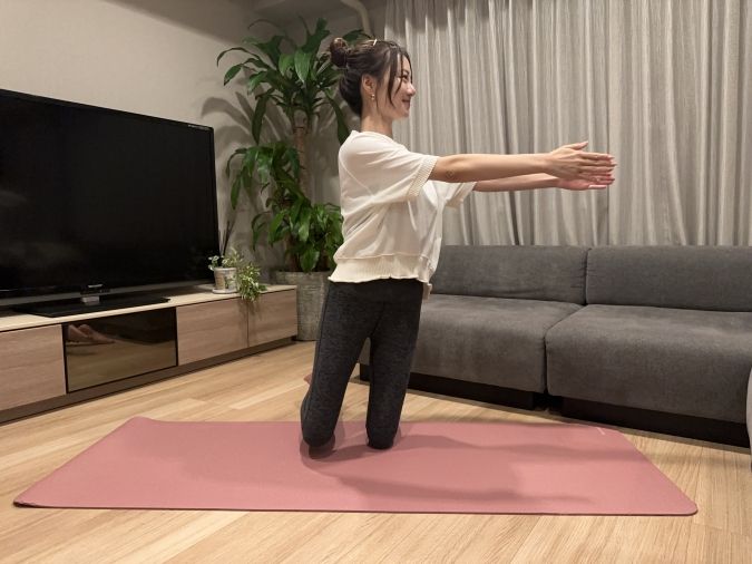 膝立ちツイスト：息を吐きながら、上半身を左にツイストし、息を吸いながら元の位置に戻る。このとき、右足を少し浮かせる