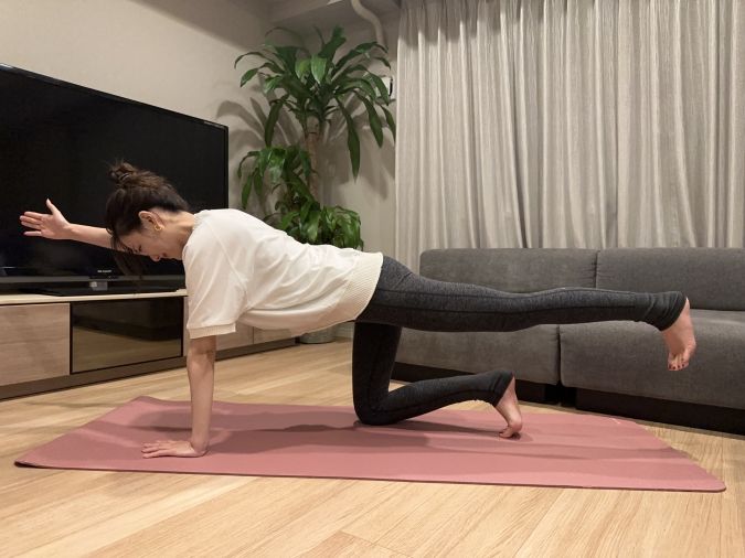 四つ這いバランス：右手と左足を、床と平行にスッと持ち上げ、30秒間バランスキープ！