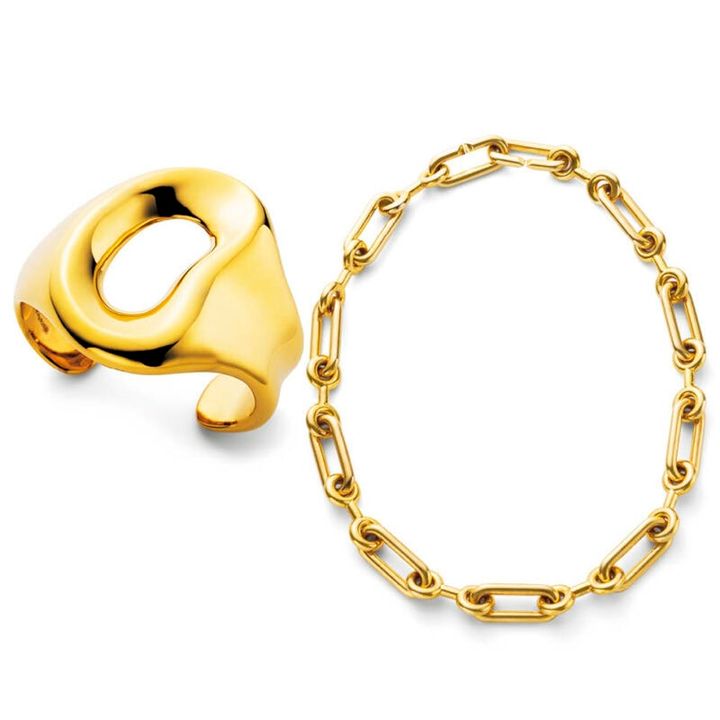 （右から）シンプルさと洗練のバランスが絶妙！ 2つのリンクを表現したショートチェーンネックレス。57万2000円、オブジェライクなフォルムが存在感たっぷりなカフブレスは、ドレスはもちろんニットとの相性も抜群。37万7300円（ともにシャルロット シェネ／エドストローム オフィス）