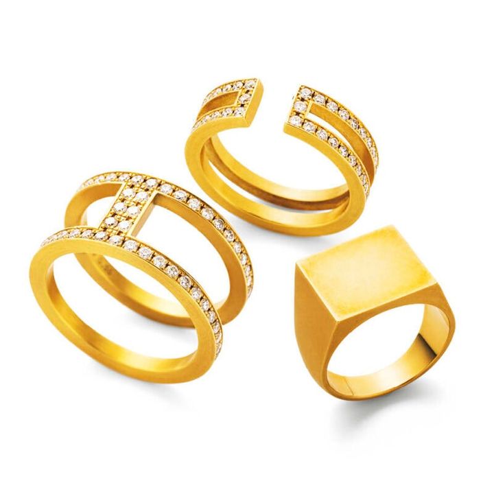 （左上から時計まわりに）中央が空いたモダンなフォルムのゴールドと整然と並んだダイヤモンドの白い輝きが甘やかに溶け合うリング。70万4000円、フラットな表面が特徴的なリングは重ねづけにも最適。74万8000円、構築的な「H」のフォルムにダイヤモンドがセットされた、ひと際華やかなリング。87万4500円（すべてシハラ／シハラ トウキョウ）3つのリングを重ねればさらなる多幸感に。