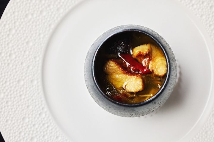 「スーツァン レストラン 陳」井上和豊による「発酵唐辛子と鮮魚の蒸しスープ」