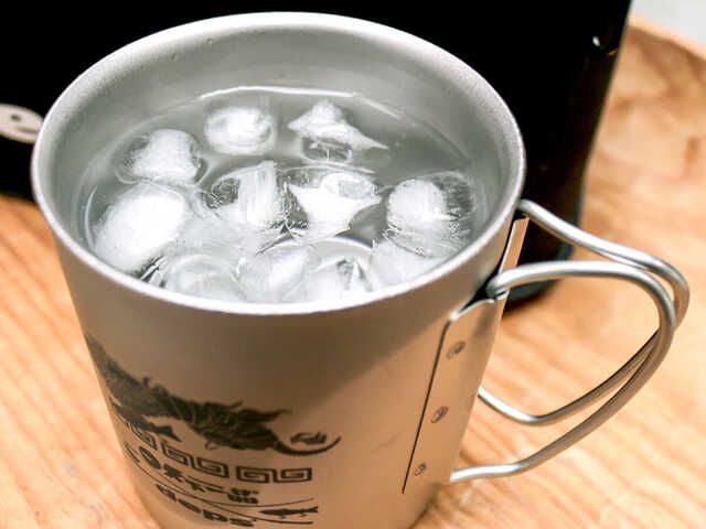 暑い飲み物は冷めにくく冷たい飲み物はぬるくなりにくい