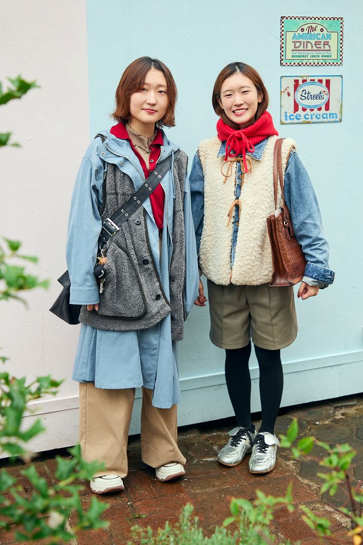 なんだか目をひく、可愛さを秘めた「水色」。主役にも差し色にもなる万能カラーを素敵に着こなして【ファッジウィークエンド ファッションスナップ】