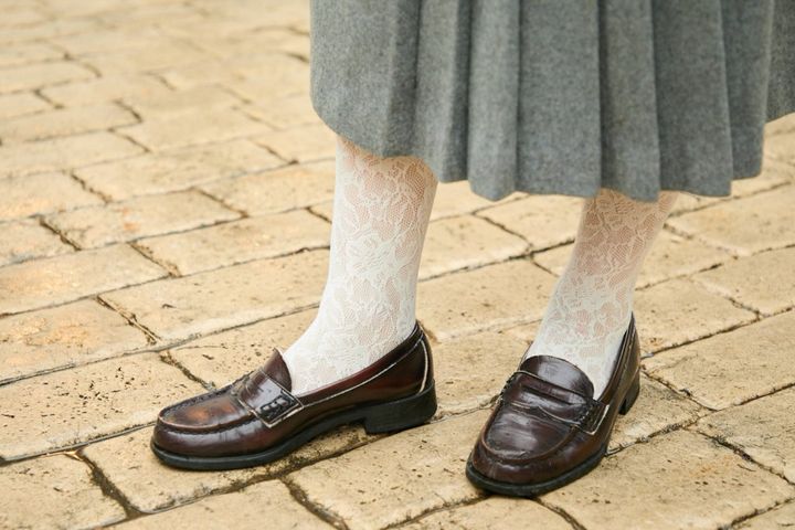 なんだか目をひく、可愛さを秘めた「水色」。主役にも差し色にもなる万能カラーを素敵に着こなして【ファッジウィークエンド ファッションスナップ】