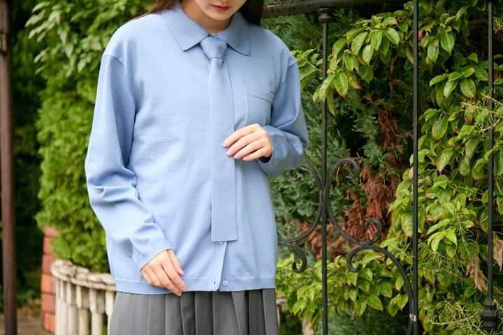 なんだか目をひく、可愛さを秘めた「水色」。主役にも差し色にもなる万能カラーを素敵に着こなして【ファッジウィークエンド ファッションスナップ】